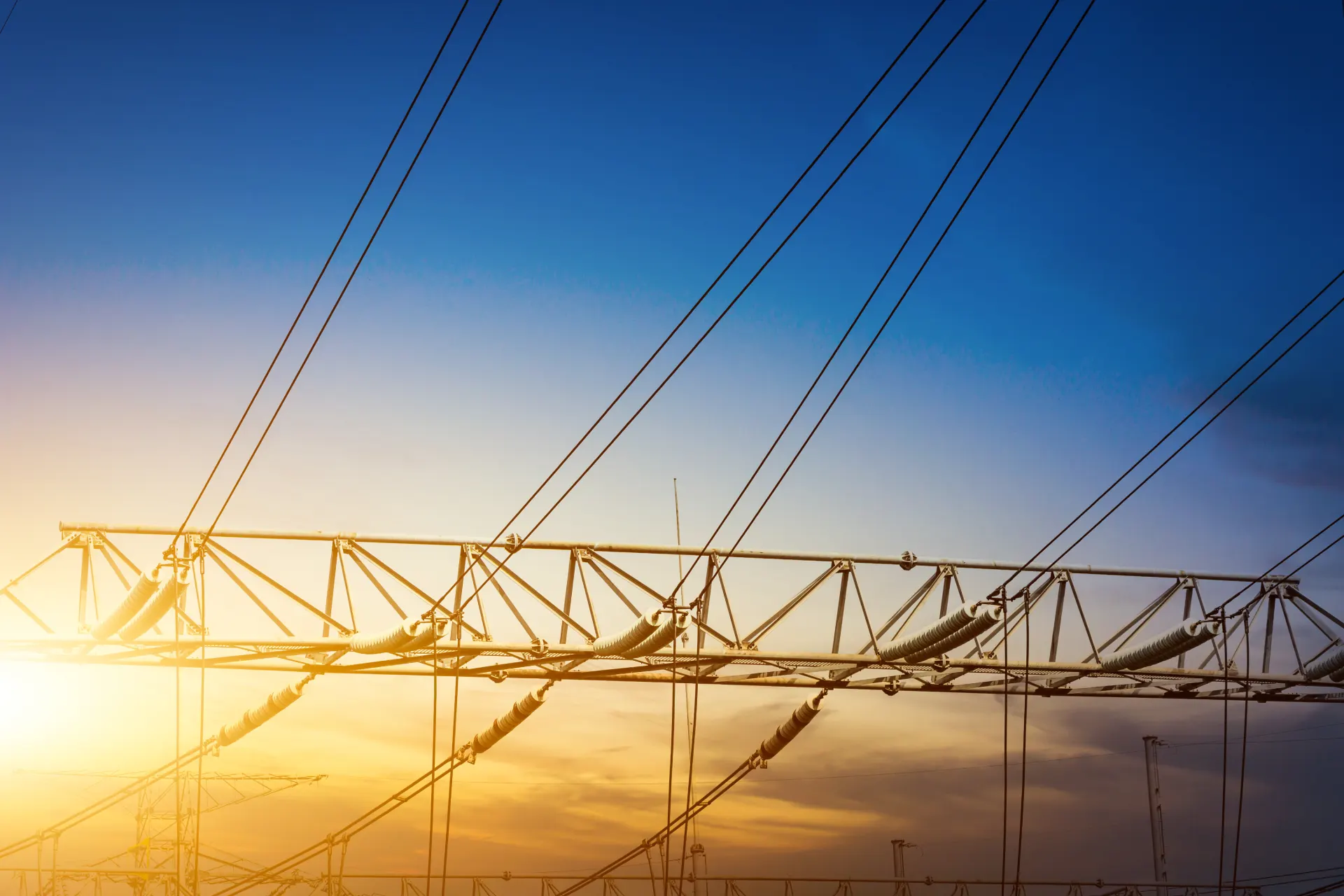 Ligne électrique HTA au crépuscule — travaux de réseaux et postes de livraison NAROVA