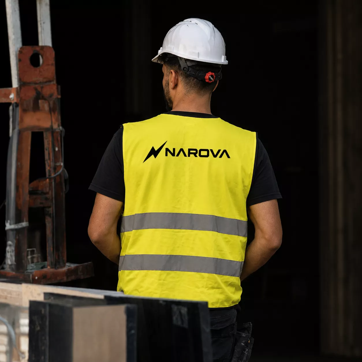 Électricien NAROVA équipé sur un chantier électrique