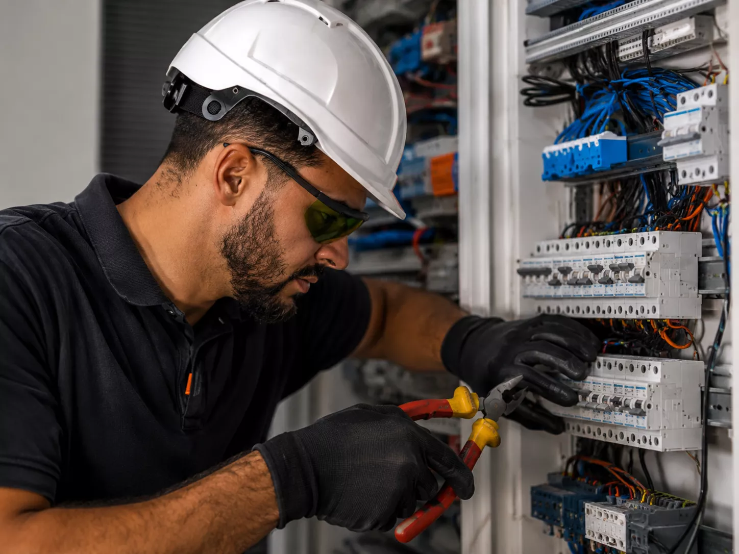 Technicien NAROVA en intervention de maintenance sur une armoire électrique